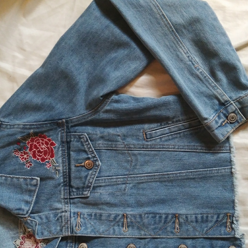 Forever 21 embroidered cropped denim jacket